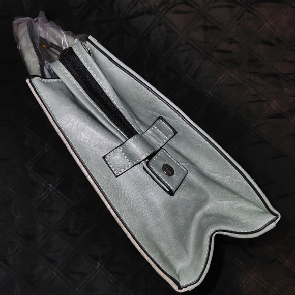 New Light Green Wrangler Tote Crossbody Purse | Croc Texture | Size Medium - Picture 4 of 11